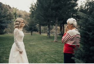 Illustration de l'article : Elle rend hommage à sa grand-mère veuve en portant sa robe de mariée de 1962