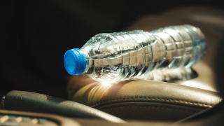 Illustrazione dell'articolo: Ondata di caldo: attenzione a non lasciare mai una bottiglia d'acqua in macchina