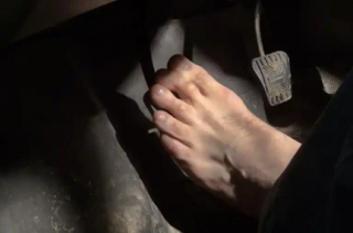 Illustration de l'article : Ces chaussures d'été indispensables vous coûteront d'énormes amendes si vous conduisez avec