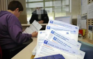 Illustration de l'article : Une femme doit rendre 25 000 € à la CAF, trahie par ses posts Facebook