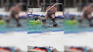 Illustration : "Cette dame profite d'une piscine publique pour se raser les jambes"