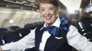 Illustration : "Une hôtesse de l'air de 86 ans toujours en service devient la doyenne du ciel"