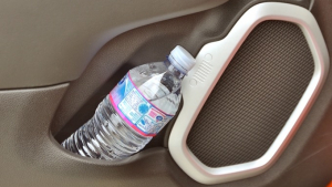 Illustration : "Canicule : attention à ne jamais laisser une bouteille d'eau dans la voiture"