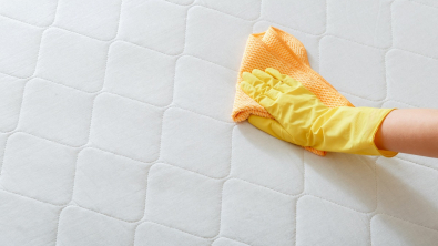 Illustration : "Voici les astuces miraculeuses pour enlever les taches jaunes sur un matelas"