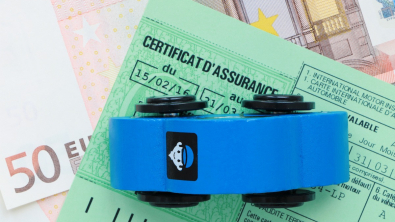 Illustration : Assurance : prime de 100 euros, fin des vignettes vertes, voici les changements à venir