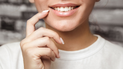 Illustration : Blanchissement des dents : le magazine 60 millions de consommateurs alerte sur certains produits naturels toxiques