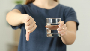 Illustration : "Arnaque au verre d’eau : la police met en garde contre cette escroquerie qui touche particulièrement les personnes âgées"