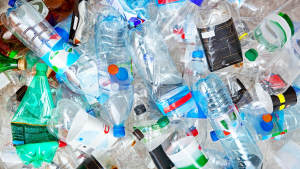 Illustration : "Consigne sur les bouteilles en plastique : une hausse des prix à prévoir fait monter la polémique"