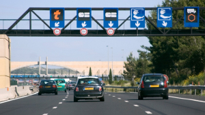 Illustration : "Bonne nouvelle pour les voitures électriques : des autoroutes appliqueront une remise de 5 % sur leurs tarifs"