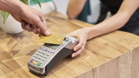 Illustration : Banque : &Agrave; quel &acirc;ge est-il possible d'obtenir sa premi&egrave;re carte bancaire ?