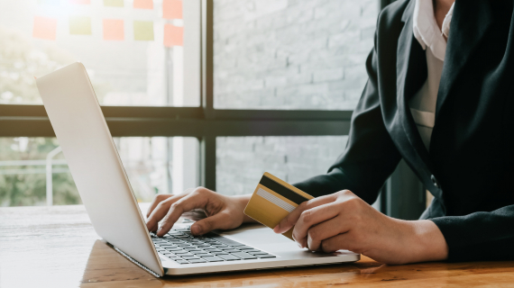 Illustration : Carte bancaire : voici les privil&egrave;ges cach&eacute;s des cartes Visa et Mastercard