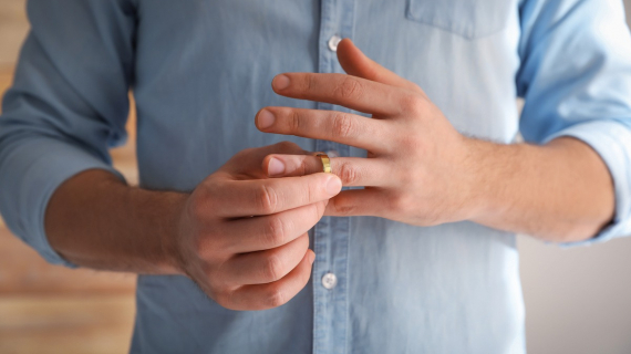 Illustration : Les indices d'un partenaire infid&egrave;le : un psychologue et d&eacute;tective priv&eacute; r&eacute;v&egrave;lent les comportements suspects