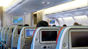 Illustration : "Avion : une hôtesse de l’air répond aux questions que se posent le plus les passagers"