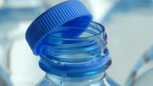 Illustration : "Recyclage du plastique : tous les bouchons seront bientôt attachés aux bouteilles"