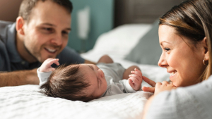 Illustration : "Nouveau décret sur les congés maternité et paternité : voici les changements pour les futurs parents"