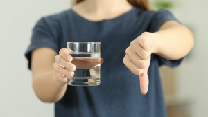 Illustration : "Arnaque : restez vigilants face à l’escroquerie au verre d’eau qui vise les personnes âgées"