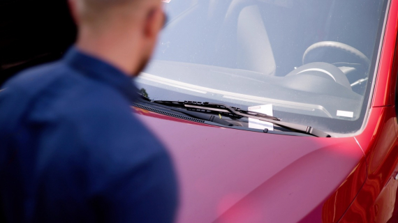 Illustration : Les forces de l'ordre mettent en garde contre l'arnaque du billet de 50 euros placé sur le pare-brise