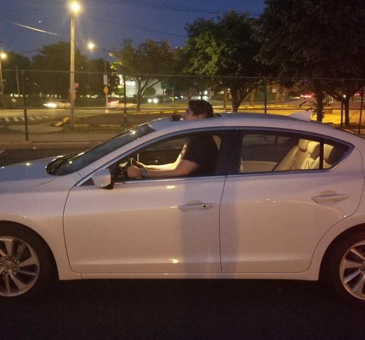 Illustration de l'article : Ces 20 photos qui montrent la difficult&eacute; parfois d'&ecirc;tre une personne de grande taille