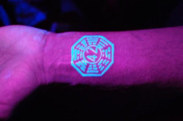 Illustration de l'article : 15 tatouages phosphorescents &agrave; couper le souffle