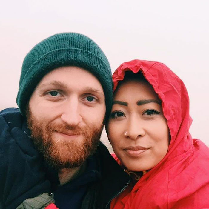 Illustration de l'article : Les photos de fiançailles de ce couple ne ressemblent à aucun autre photoshooting