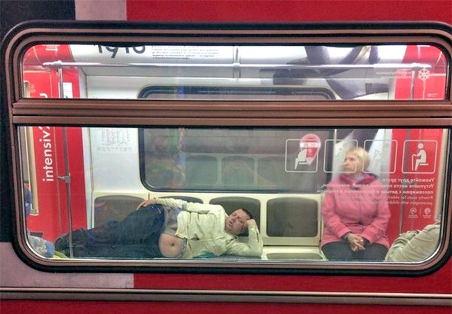 Illustration de l'article : Ces 14 photos montrent les conséquences d'une privation de sommeil