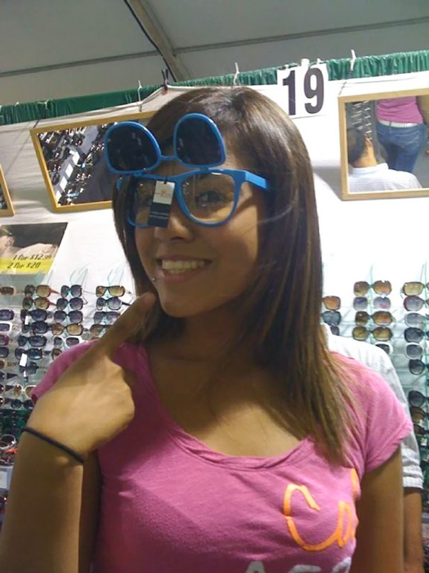 Illustration de l'article : 40 selfies complètement gâchés par un arrière-plan douteux