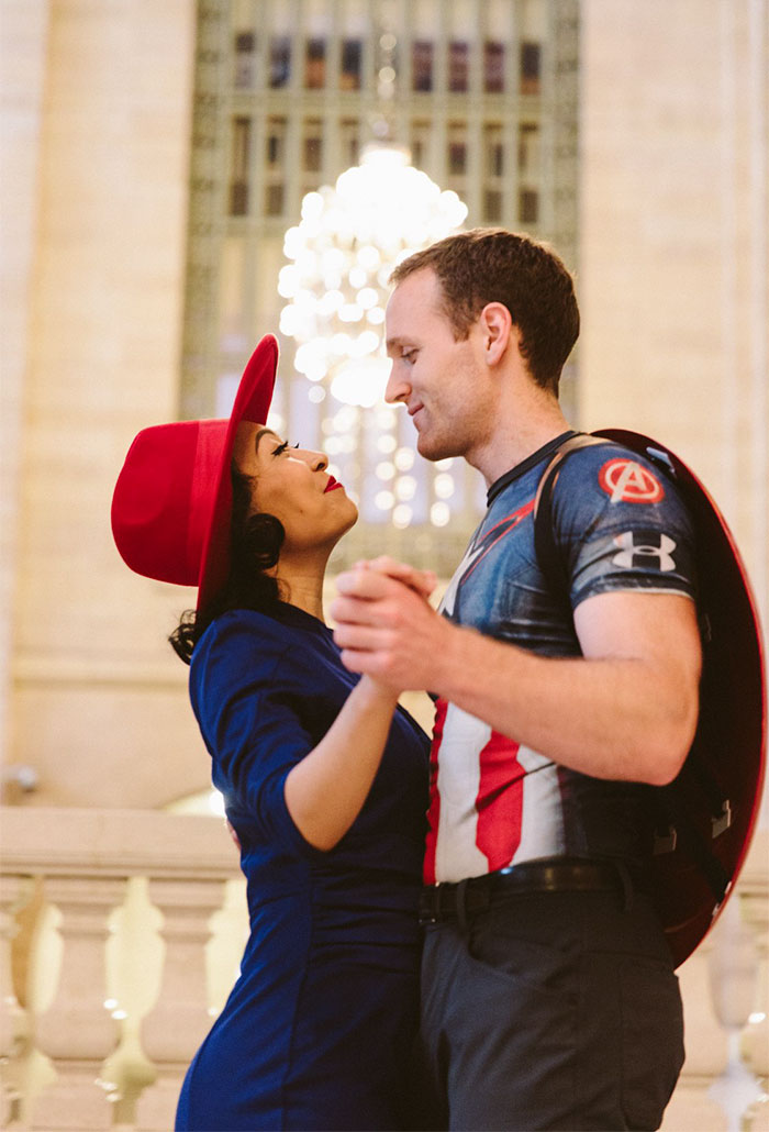 Illustration de l'article : Les photos de fiançailles de ce couple ne ressemblent à aucun autre photoshooting