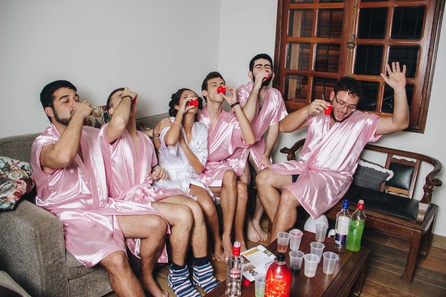 Illustration de l'article : N'ayant pas de copines pour faire son enterrement de vie de jeune fille, elle invite à la place ses copains