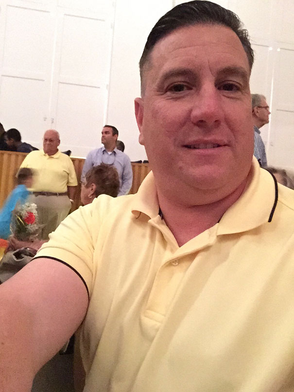 Illustration de l'article : 40 selfies complètement gâchés par un arrière-plan douteux