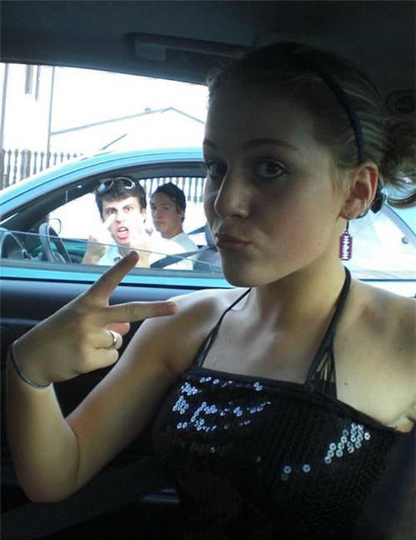 Illustration de l'article : 40 selfies complètement gâchés par un arrière-plan douteux