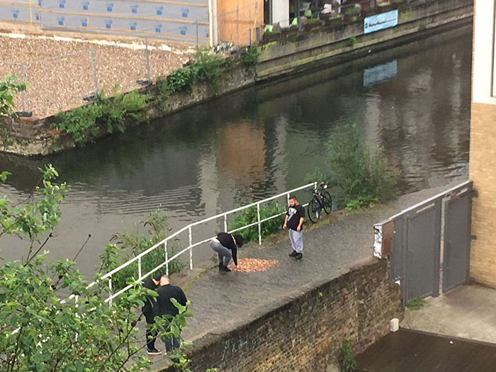 Illustration de l'article : Il dépose un tas de 15 000 pièces de monnaie dans une rue pour observer la réaction surprenante des passants
