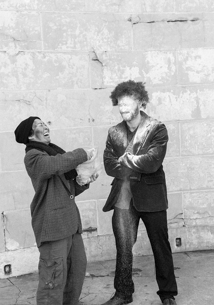 Illustration de l'article : Les photos de fiançailles de ce couple ne ressemblent à aucun autre photoshooting