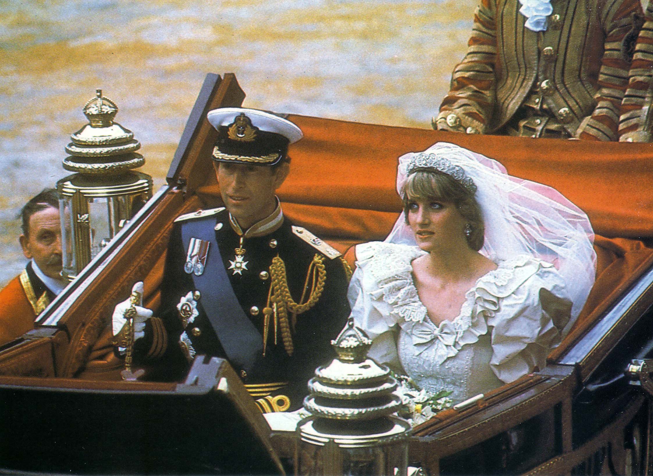Illustration de l'article : Un détail étonnant revient sur chaque photo officielle du couple de Lady Di et du Prince Charles !