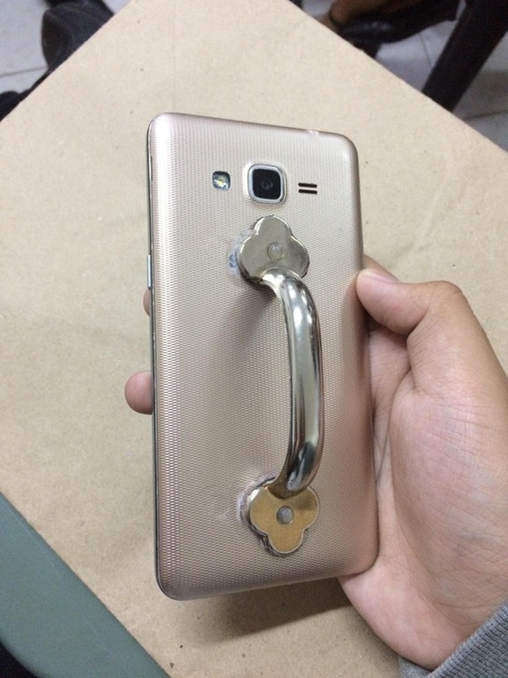 Illustration de l'article : Ces 27 personnes qui devraient arrêter de réparer des choses