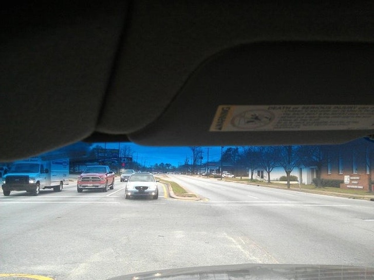 Illustration de l'article : Ces 20 photos qui montrent la difficult&eacute; parfois d'&ecirc;tre une personne de grande taille