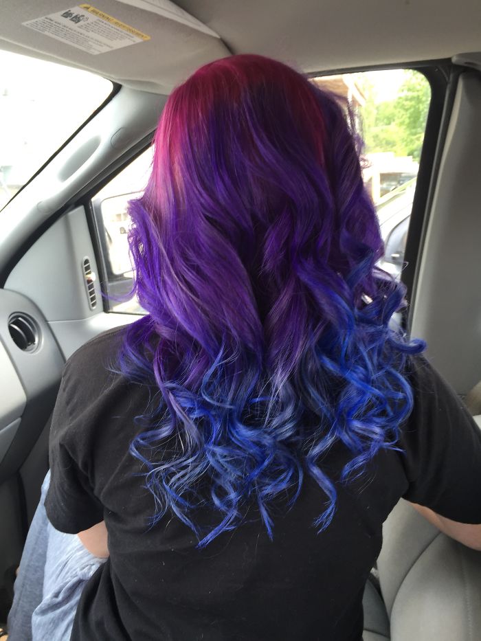 Illustration de l'article : La grande tendance capillaire de 2017 : la chevelure licorne ou holographique