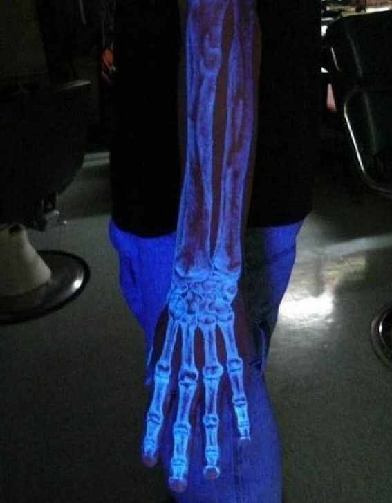 Illustration de l'article : 15 tatouages phosphorescents &agrave; couper le souffle