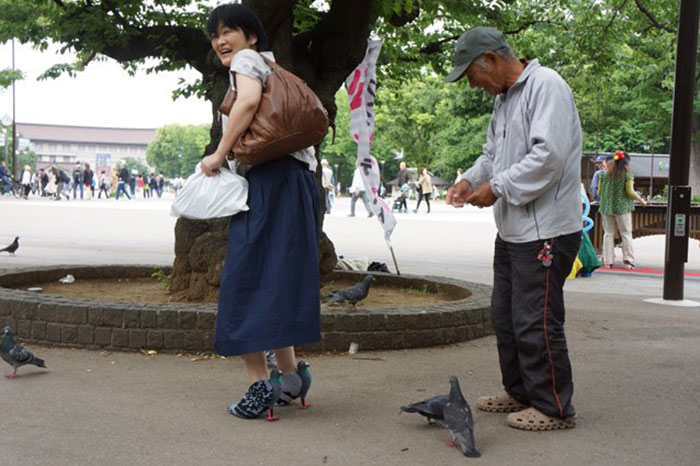 Illustration de l'article : Au Japon, une femme effraie les passants avec des chaussures en pigeons