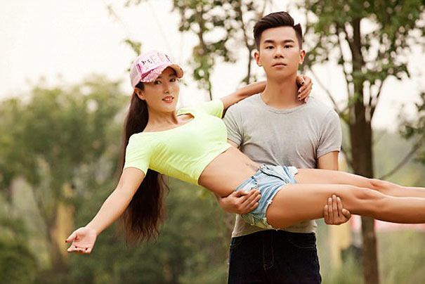 Illustration de l'article : À 50 ans, cette maman parait tellement jeune qu'on pense qu'elle est la petite amie de son fils. Voici son secret !