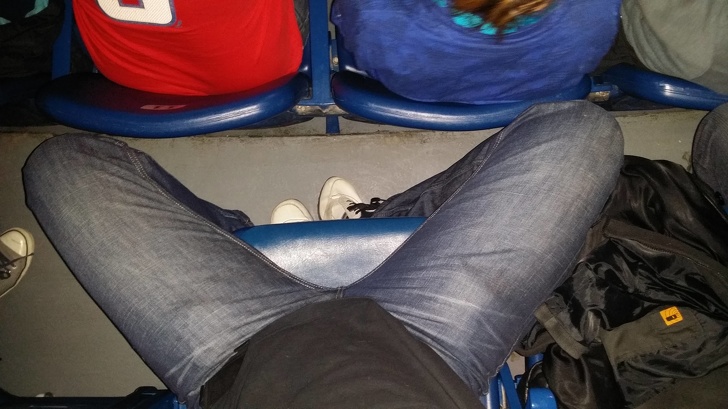 Illustration de l'article : Ces 20 photos qui montrent la difficult&eacute; parfois d'&ecirc;tre une personne de grande taille