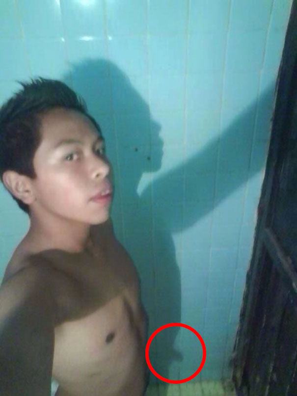 Illustration de l'article : 40 selfies complètement gâchés par un arrière-plan douteux