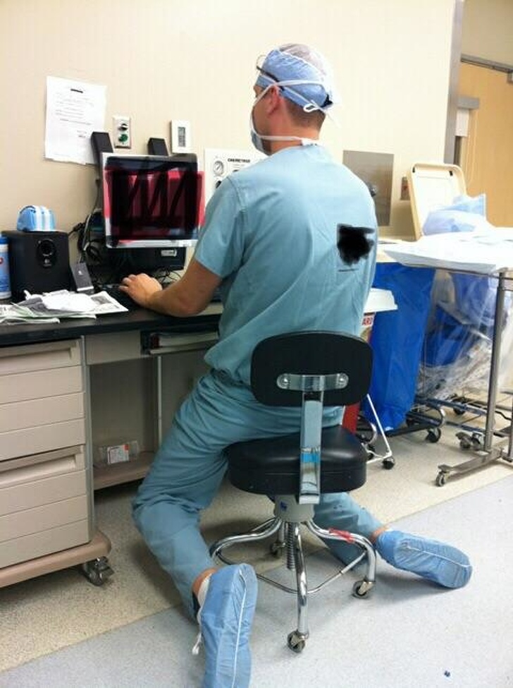 Illustration de l'article : Ces 20 photos qui montrent la difficult&eacute; parfois d'&ecirc;tre une personne de grande taille