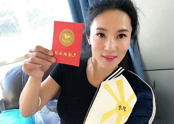 Illustration de l'article : À 50 ans, cette maman parait tellement jeune qu'on pense qu'elle est la petite amie de son fils. Voici son secret !