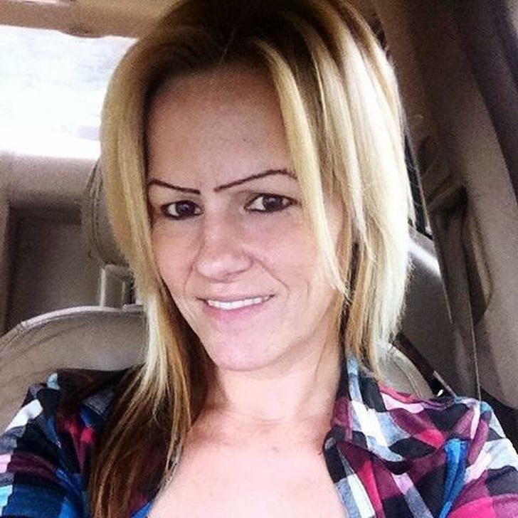 Illustration de l'article : Ces 20 fa&ccedil;ons particuli&egrave;res de se refaire les sourcils