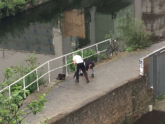 Illustration de l'article : Il dépose un tas de 15 000 pièces de monnaie dans une rue pour observer la réaction surprenante des passants