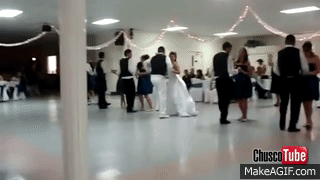 Illustration de l'article : 15 dangers que vous encourez en portant une robe de soirée