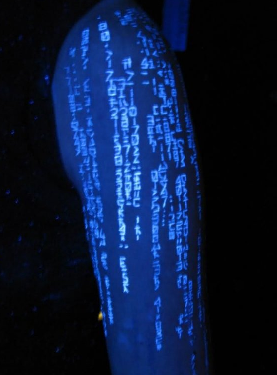 Illustration de l'article : 15 tatouages phosphorescents &agrave; couper le souffle