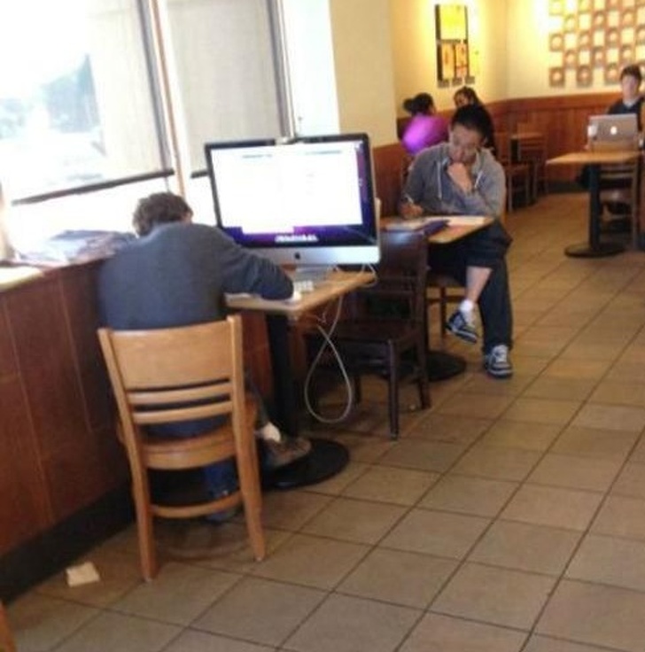 Illustration de l'article : Ces 19 photos de personnes avec un comportement plutôt fou