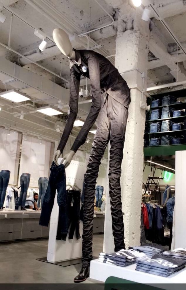 Illustration de l'article : 18 mannequins aux positions plutôt… inattendues