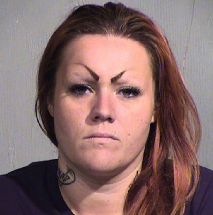 Illustration de l'article : Ces 20 fa&ccedil;ons particuli&egrave;res de se refaire les sourcils